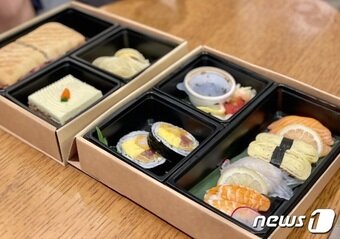 본문 이미지 - 각각 파니니 팩, 스시 다이닝 팩 ⓒ News1 이민주 기자