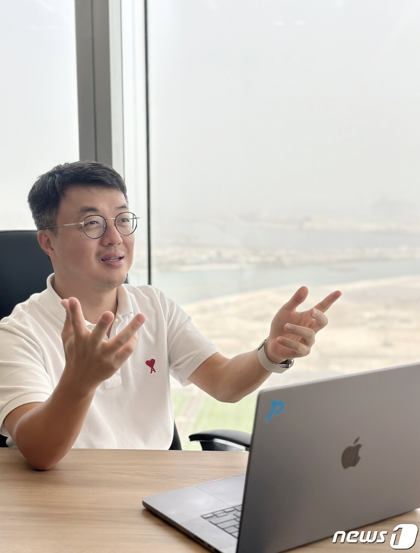 본문 이미지 - 김용기 네오핀 대표가 아랍에미리트(UAE) 아부다비 현지에 위치한 네오핀 사무실에서 <뉴스1> 인터뷰 질문에 대해 답하고 있다.