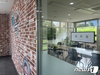 본문 이미지 - 중기부가 제주시 아라동에 문을 연 발달장애인특화사업장 &#39;가치만드소&#39; 내부의 회의실 ⓒ News1 이민주 기자
