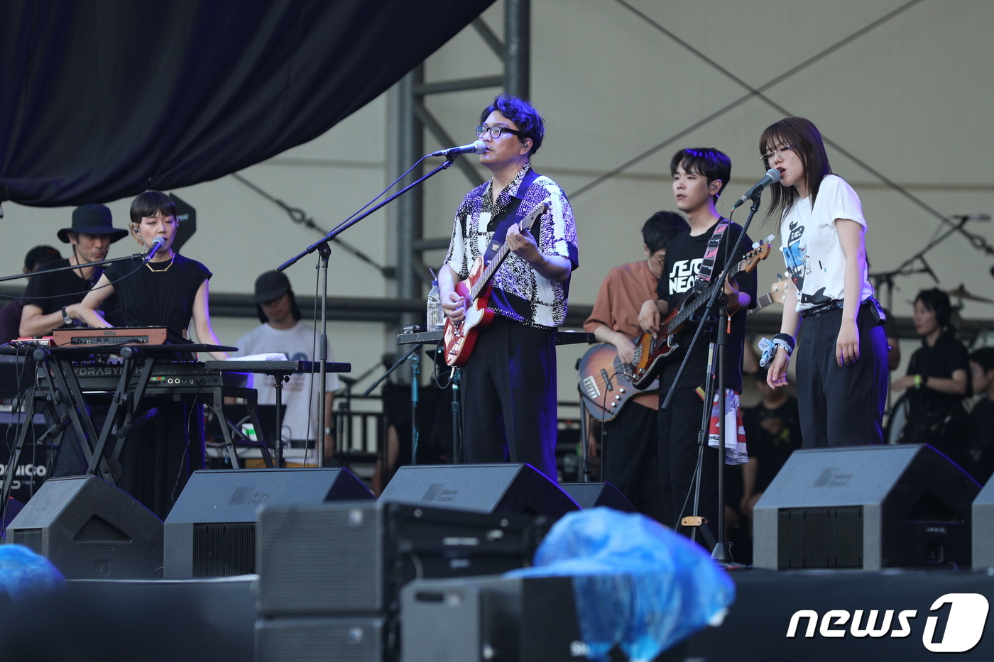 (인천=뉴스1) 안은나 기자 = 밴드 키린지(Kirinji)가 4일 오후 인천 송도달빛축제공원에서 열린 2023 인천 펜타포트 락 페스티벌에서 새소년의 황소윤, 박현진과 멋진 무대 …