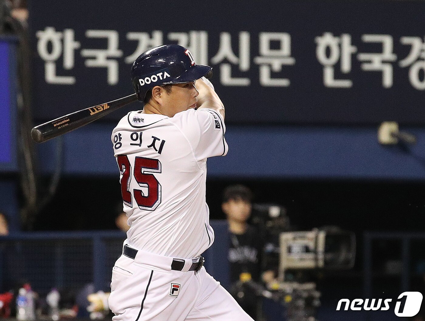 본문 이미지 - 4일 오후 서울 송파구 잠실야구장에서 열린 프로야구 '2023 신한은행 SOL KBO리그' kt 위즈와 두산 베어스의 경기 3회말 두산 공격 2사 2루 상황에서 양의지가 적시타를 치고 하고 있다. 2023.8.4/뉴스1 ⓒ News1 신웅수 기자
