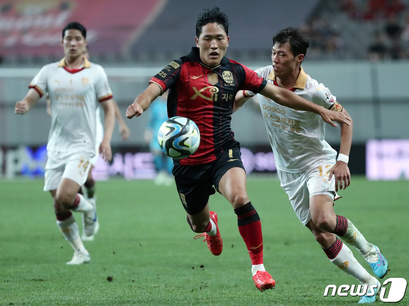 본문 이미지 - 4일 오후 서울 마포구 성산동 서울월드컵경기장에서 열린 2023 하나원큐 K리그1 25라운드 FC서울과 포항스틸러스의 경기에서 서울 나상호가 공을 향해 달리고 있다. 2023.8.4/뉴스1 ⓒ News1 박정호 기자