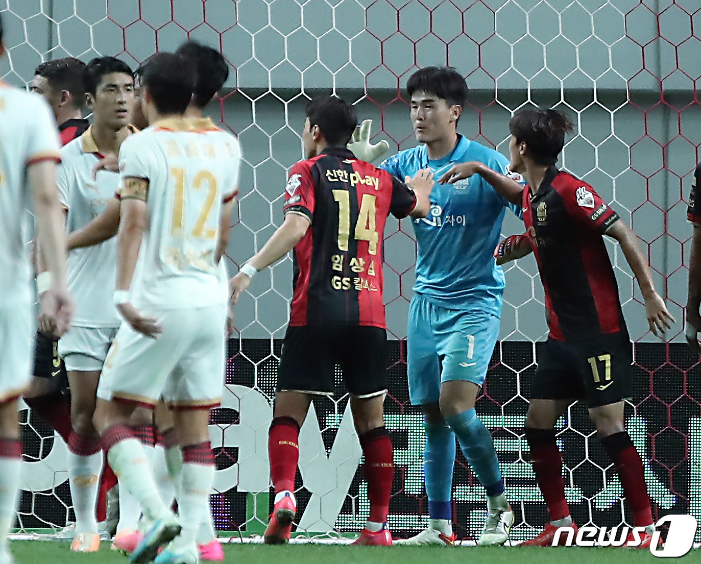 본문 이미지 - 서울 골키퍼 백종범(가운데). 2023.8.4/뉴스1 ⓒ News1 박정호 기자