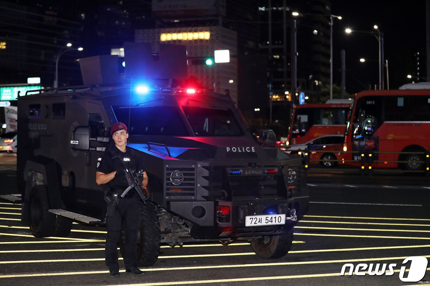 본문 이미지 - 서울시 신림역, 성남시 서현역 등에서 흉기난동 사건이 연이어 발생하자 경찰 당국이 특별치안 활동을 선포한 2023년 8월 4일 오후 서울시 강남구 지하철 강남역 인근에 경찰특공대와 전술장갑차가 배치돼 있다. 2023.8.4/뉴스1 ⓒ News1 이승배 기자