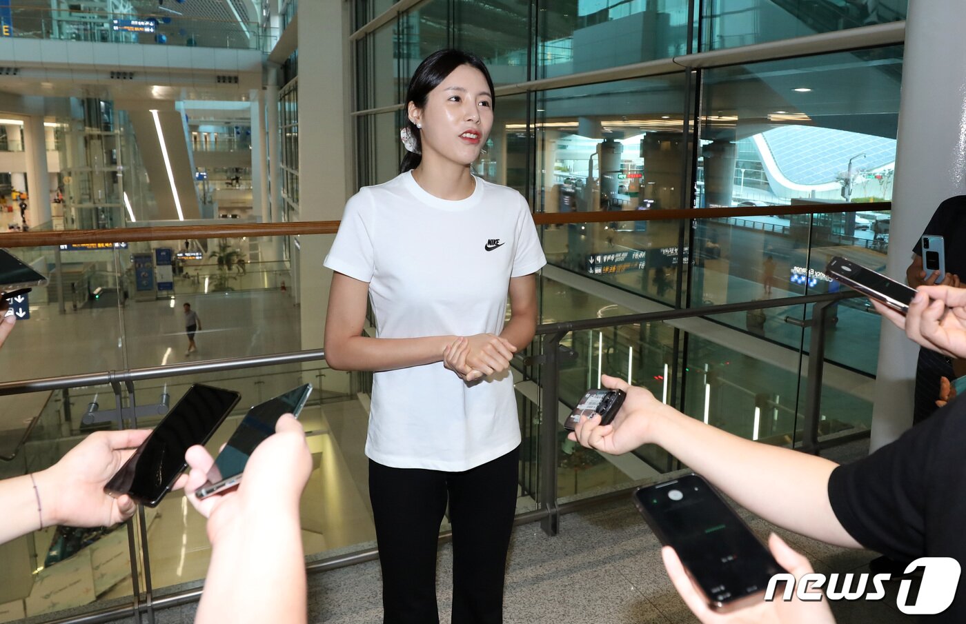 본문 이미지 - 배구선수 이다영이 새 소속팀 볼레로 르 카네 합류를 위해 5일 오전 인천국제공항 제2여객터미널을 통해 프랑스로 출국하기 전 취재진과 인터뷰를 하고 있다. 이다영이 이적한 볼레로 르 카네는 2022-2023 시즌 프랑스 리그 우승팀이다. 2023.8.5/뉴스1 ⓒ News1 김성진 기자