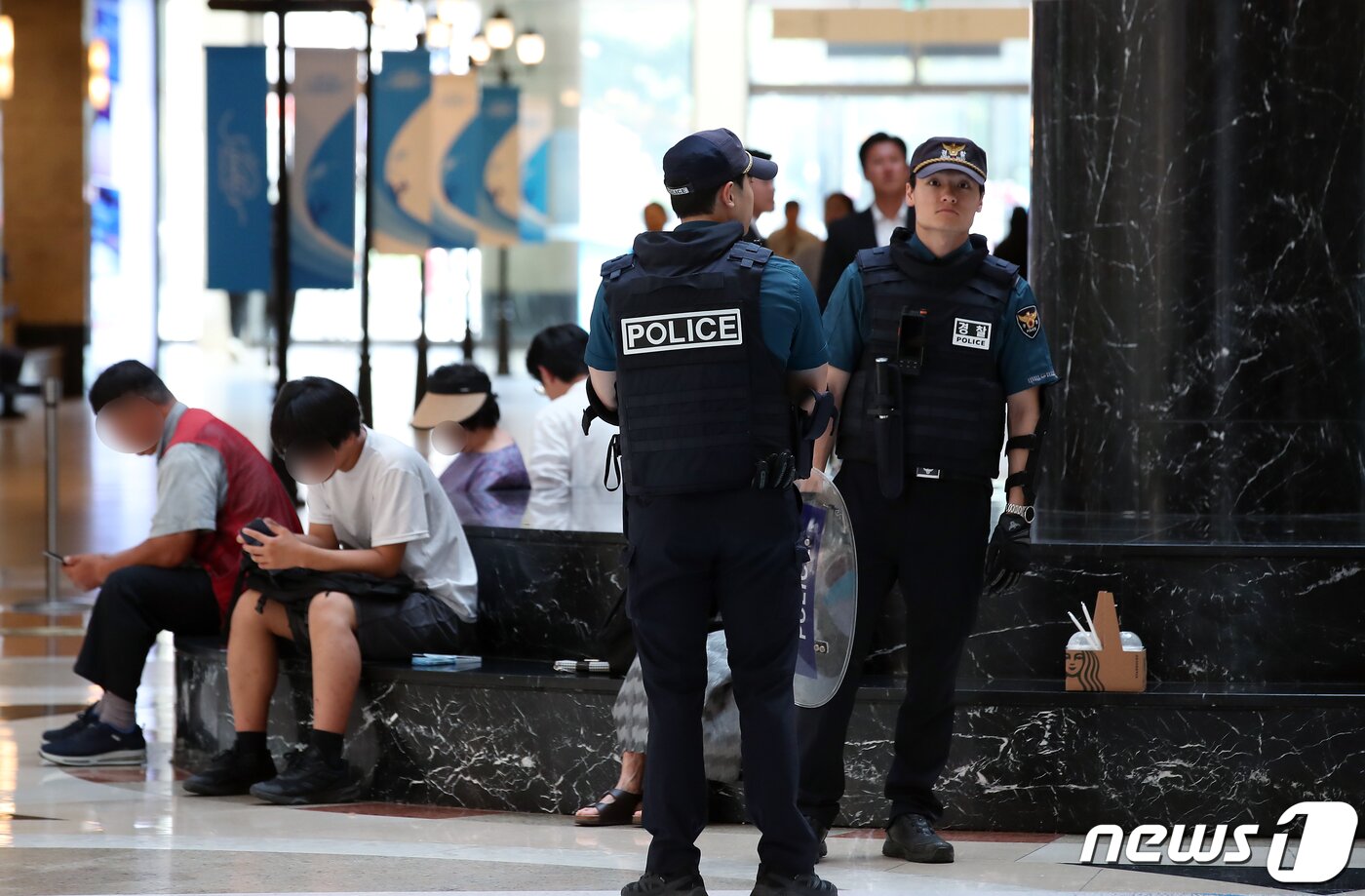 본문 이미지 - 5일 오전 경기도 성남시 서현동 AK플라자에서 경찰이 경계 근무를 서고 있다. '서현역 묻지마 흉기 난동' 사건은 지난 3일 오후 6시께 경기 성남시 분당구 서현동 AK플라자 백화점 1~2층에서 흉기 2자루를 들든 최모 씨가 시민들을 향해 무차별로 휘둘러 5명이 차량에 의해, 9명이 흉기에 의해 각각 부상을 당했다. 또한 14명의 부상자 가운데 60대 여성과 20대 여성이 뇌사에 빠질 가능성이 높은 것으로 알려졌다. 2023.8.5/뉴스1 ⓒ News1 박정호 기자