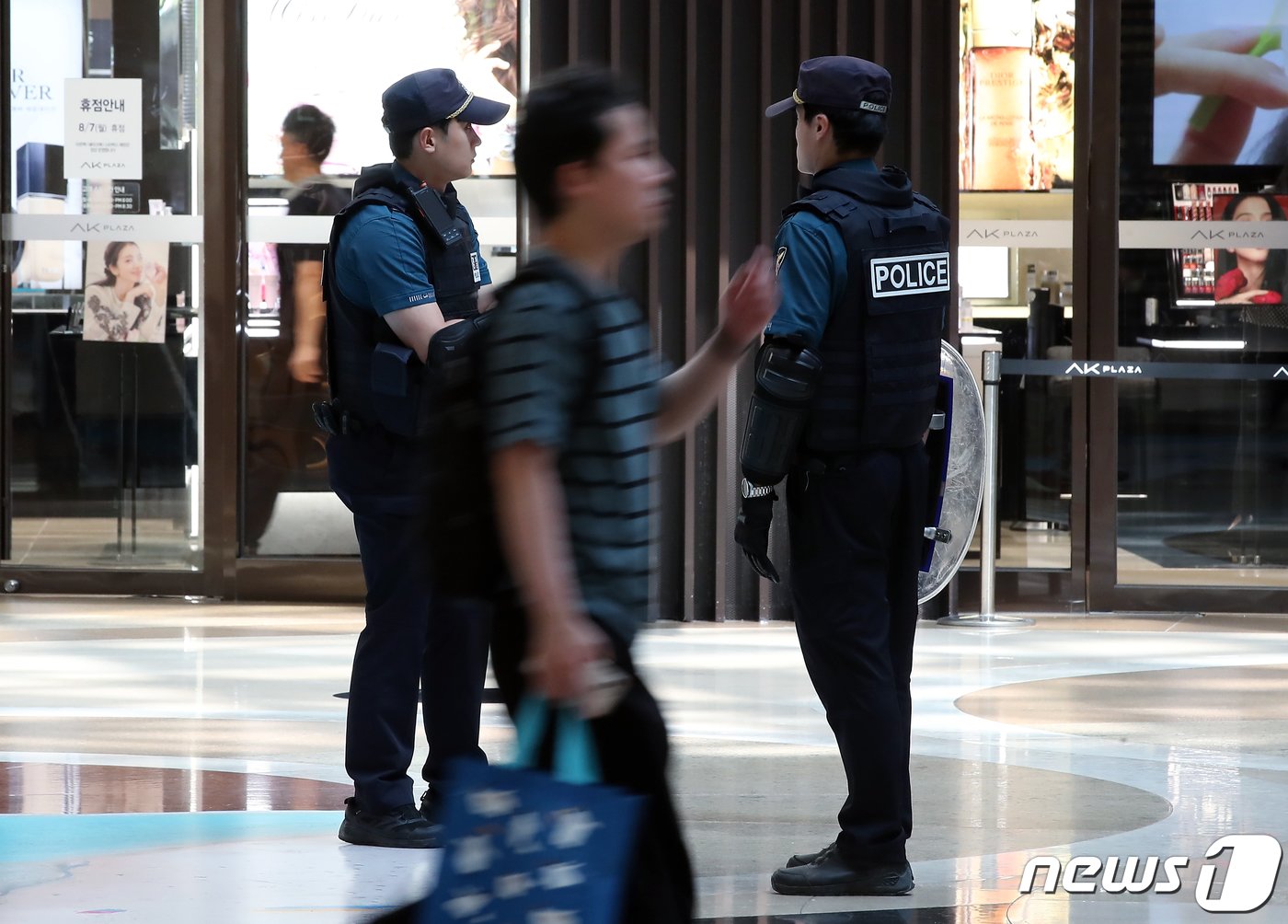 본문 이미지 - 5일 오전 경기도 성남시 서현동 AK플라자에서 경찰이 경계 근무를 서고 있다.  2023.8.5/뉴스1 ⓒ News1 박정호 기자
