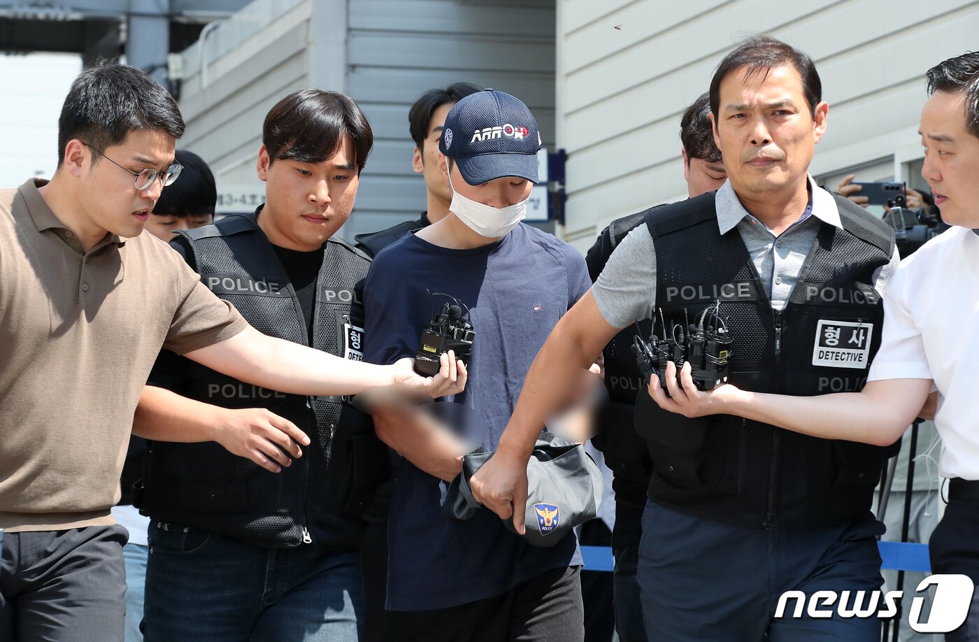 본문 이미지 - '서현역 묻지마 흉기난동' 사건의 피의자 최모 씨가 5일 오전 경기도 성남시 수정구 단대동 수원지법 성남지원에서 구속 전 피의자심문(영장실질심사)을 받기 위해 법정으로 향하고 있다. 최씨는 지난 3일 오후 6시께 경기 성남시 분당구 서현동 AK플라자 백화점 1~2층에서 흉기 2자루를 들고 시민들을 향해 무차별로 휘두른 혐의를 받고 있으며, 이 사건으로 5명이 차량에 의해, 9명이 흉기에 의해 각각 부상을 당했다. 또한 14명의 부상자 가운데 60대 여성과 20대 여성이 뇌사에 빠질 가능성이 높은 것으로 알려졌다. 2023.8.5/뉴스1 ⓒ News1 박정호 기자