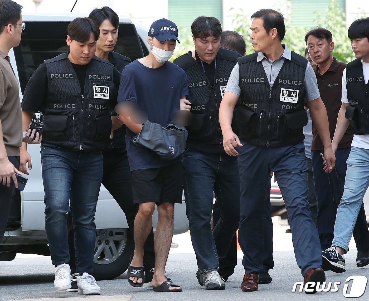 본문 이미지 - '서현역 묻지마 흉기난동' 사건의 피의자 최모 씨가 5일 오전 경기도 성남시 수정구 단대동 수원지법 성남지원에서 구속 전 피의자심문(영장실질심사)을 받기 위해 법정으로 향하고 있다.  2023.8.5/뉴스1 ⓒ News1 박정호 기자
