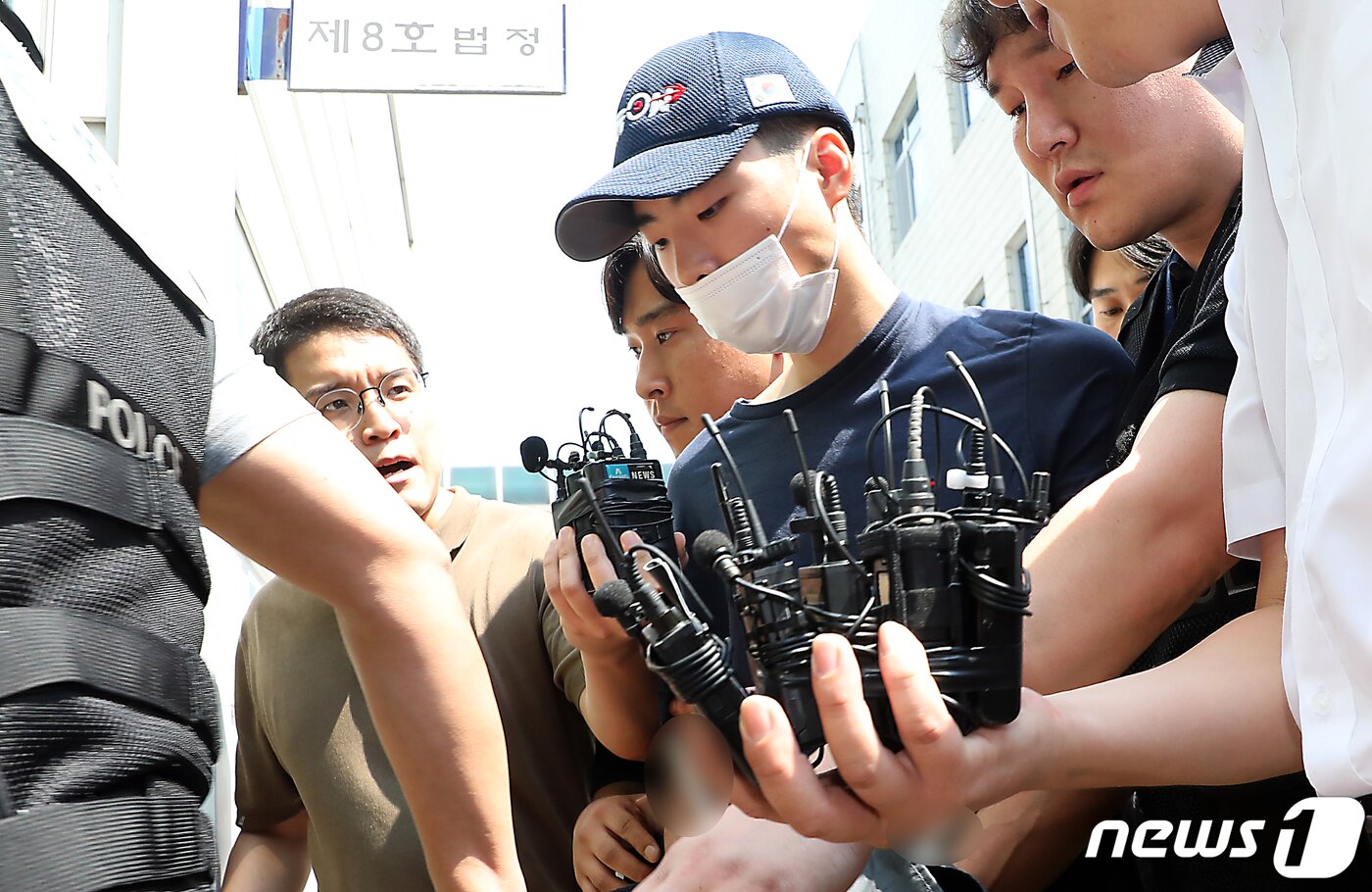 본문 이미지 - '서현역 묻지마 흉기난동' 사건의 피의자 최모 씨가 5일 오전 경기도 성남시 수정구 단대동 수원지법 성남지원에서 구속 전 피의자심문(영장실질심사)을 받기 위해 법정으로 향하고 있다. 최씨는 지난 3일 오후 6시께 경기 성남시 분당구 서현동 AK플라자 백화점 1~2층에서 흉기 2자루를 들고 시민들을 향해 무차별로 휘두른 혐의를 받고 있으며, 이 사건으로 5명이 차량에 의해, 9명이 흉기에 의해 각각 부상을 당했다. 또한 14명의 부상자 가운데 60대 여성과 20대 여성이 뇌사에 빠질 가능성이 높은 것으로 알려졌다. 2023.8.5/뉴스1 ⓒ News1 박정호 기자
