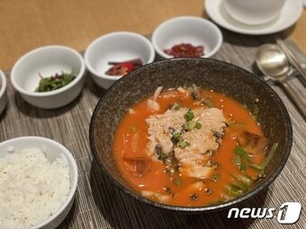 본문 이미지 - 제주선의 여름 보양 특선 요리인 '제주 한치 복 물회' ⓒ News1 이민주 기자
