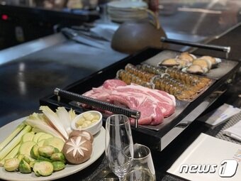 본문 이미지 - 제주선 더 블랙 '더블랙' 코스에 포함된 랍스터 전복구이와 흑돼지 오겹살구이 ⓒ News1 이민주 기자