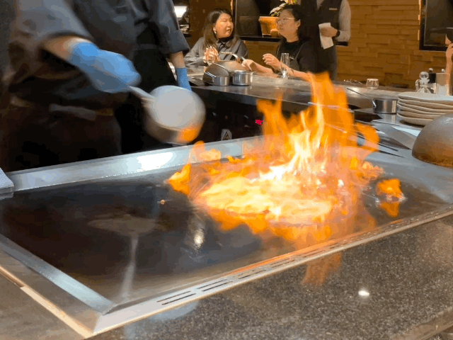 본문 이미지 - 제주신화월드 내 철판구이 요리집인 '제주선 더 블랙'에서 쉐프가 불쇼를 선보이고 있다. ⓒ News1 이민주 기자