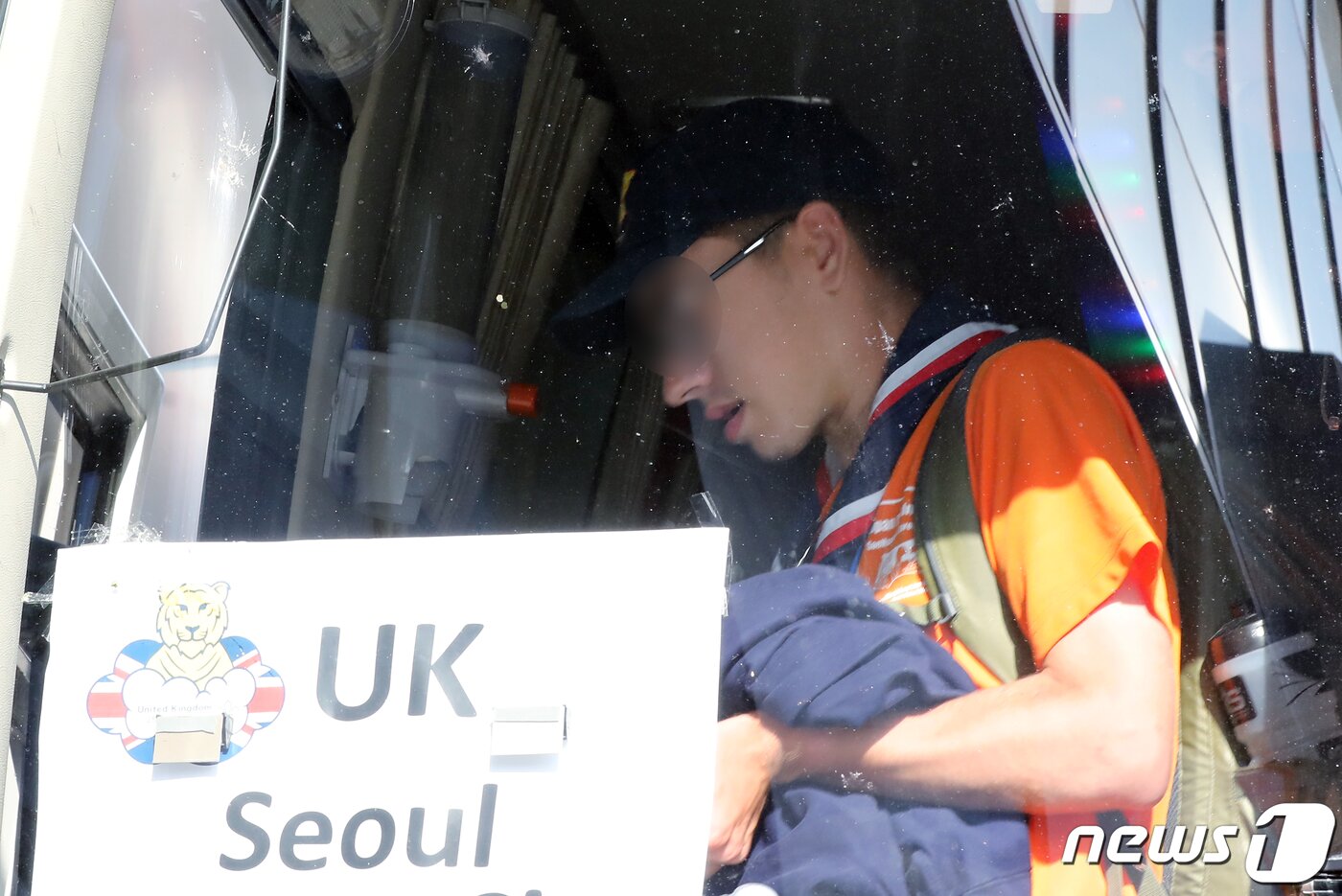 본문 이미지 - 새만금 세계잼버리 조기 퇴소 결정에 영국 스카우트 대원들이 5일 오후 서울 용산의 한 호텔에 도착해 버스에서 내리고 있다. . 2023.8.5/뉴스1 ⓒ News1 박정호 기자