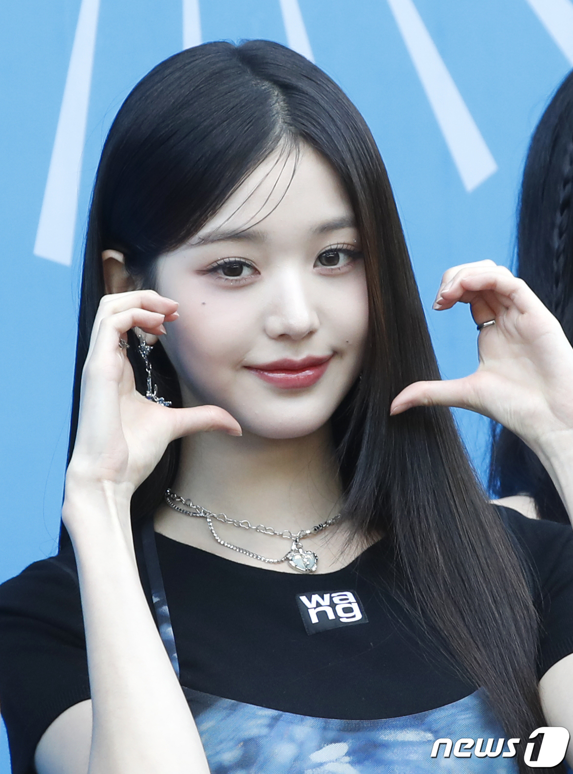 (서울=뉴스1) 권현진 기자 = 그룹 아이브 장원영이 5일 오후 서울 송파구 잠실실내체육관에서 열린 ‘펩시 썸머 페스타 2023’ 블루카펫 행사에서 포즈를 취하고 있다. 2023. …