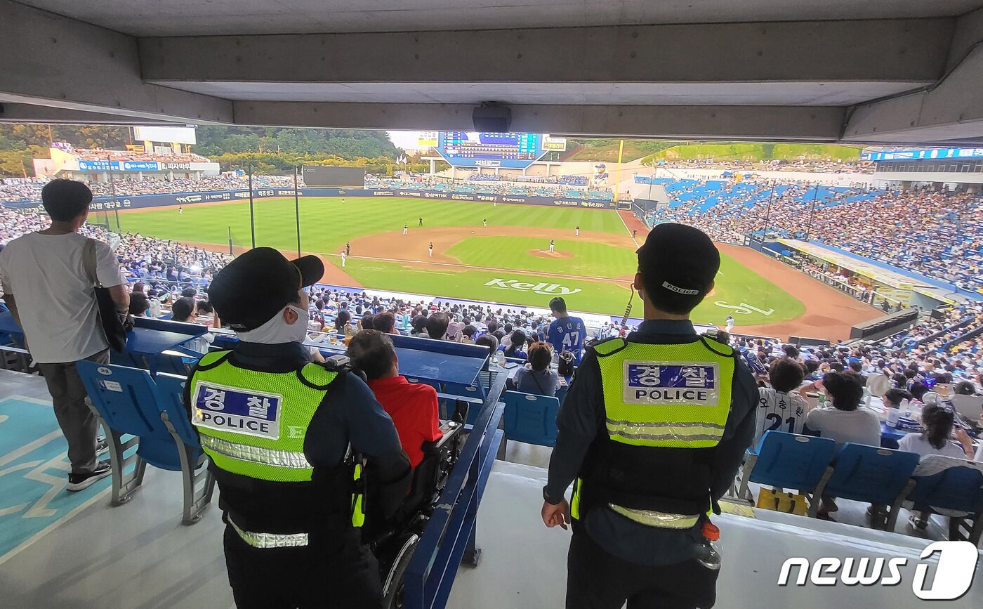 본문 이미지 - 5일 오후 프로야구 LG 트윈스와 삼성 라이온즈의 경기가 열리는 대구 수성구 삼성라이온즈파크에서 불특정 다수를 상대로 살인을 예고하는 글이 한국야구위원회(KBO) 모바일 애플리케이션에 올라와 현장에 출동한 경찰이 경기장에서 상황을 주시하고 있다. 2023.8.5/뉴스1 ⓒ News1 공정식 기자