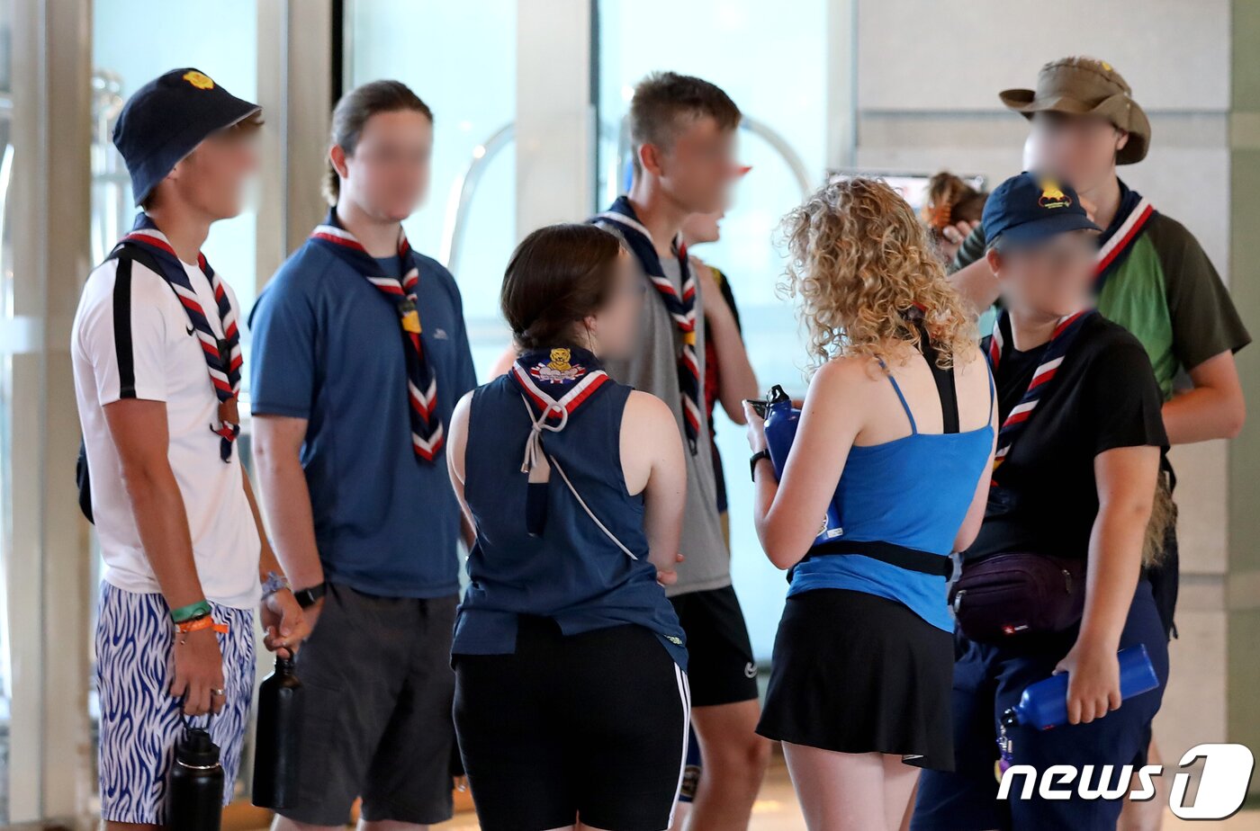 본문 이미지 - 새만금 세계 잼버리를 조기 철수한 영국 스카우트 대표단이 6일 오전 서울 용산의 한 호텔 로비에 모여 휴식을 취하고 있다. 영국 스카우트 대표단은 이날 특별한 일정 없이 문화 활동 등 휴식을 가질 예정이다. 2023.8.6/뉴스1 ⓒ News1 장수영 기자
