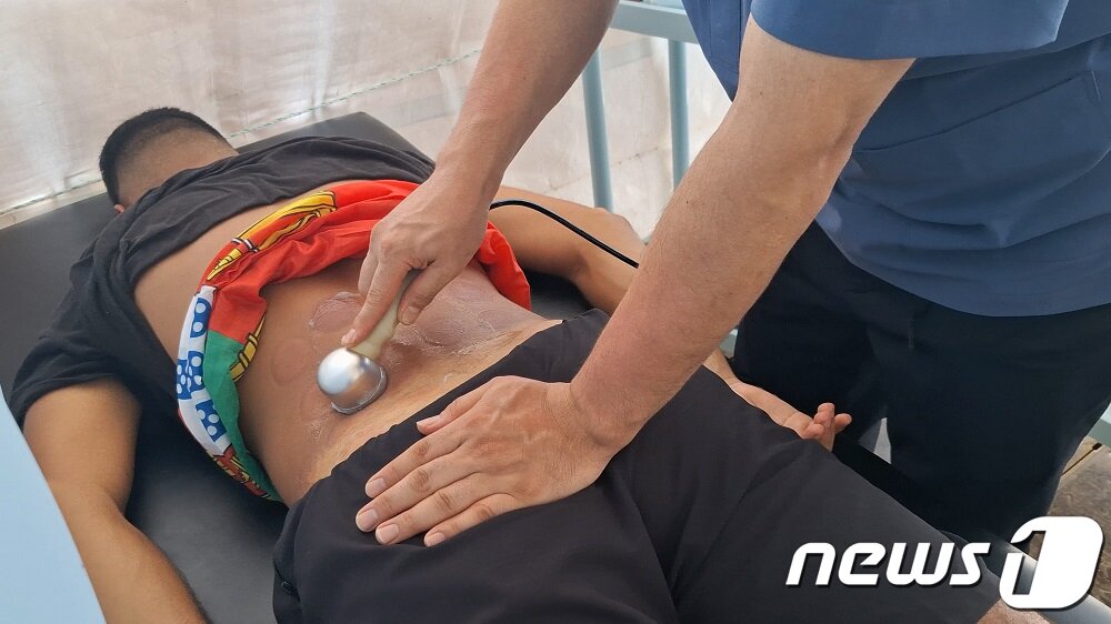 본문 이미지 - 대한한의사협회의 한의진료센터 의료진이 잼버리 참가자에게 치료를 하고 있다(대한한의사협회 제공)