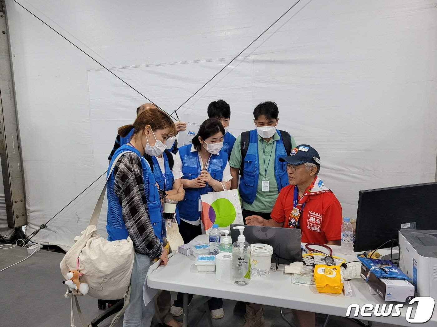 본문 이미지 - 삼성은 제25회 세계스카우트잼버리의 원활한 운영을 위해 7일부터 임직원 150명을 투입하고 삼성전자 사업장 견학 프로그램을 가동하기로 하는 등 추가 지원을 한다고 6일 밝혔다. 사진은 지난 5일부터 의료봉사 중인 삼성 의료지원단의 모습. (삼성 제공) 2023.8.6/뉴스1