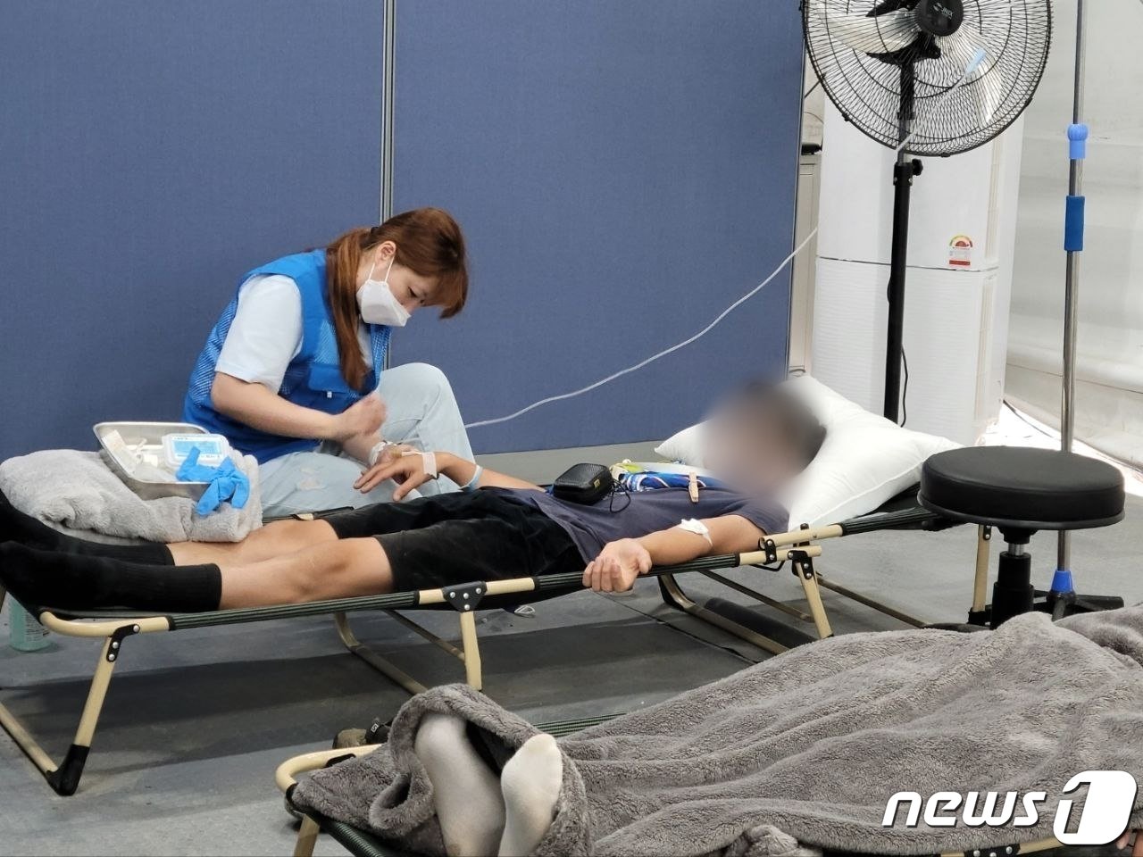 새만금 잼버리 병원이 야전병원을 방불케 할 만큼 여건이 부족하다는 학부모들 우려의 목소리는 삼성측 의료 지원으로 가라 앉은 것으로 드러났다.  사진은 지난 5일 의료봉사 중인 삼성 의료지원단의 모습. &#40;삼성 제공&#41; ⓒ 뉴스1 