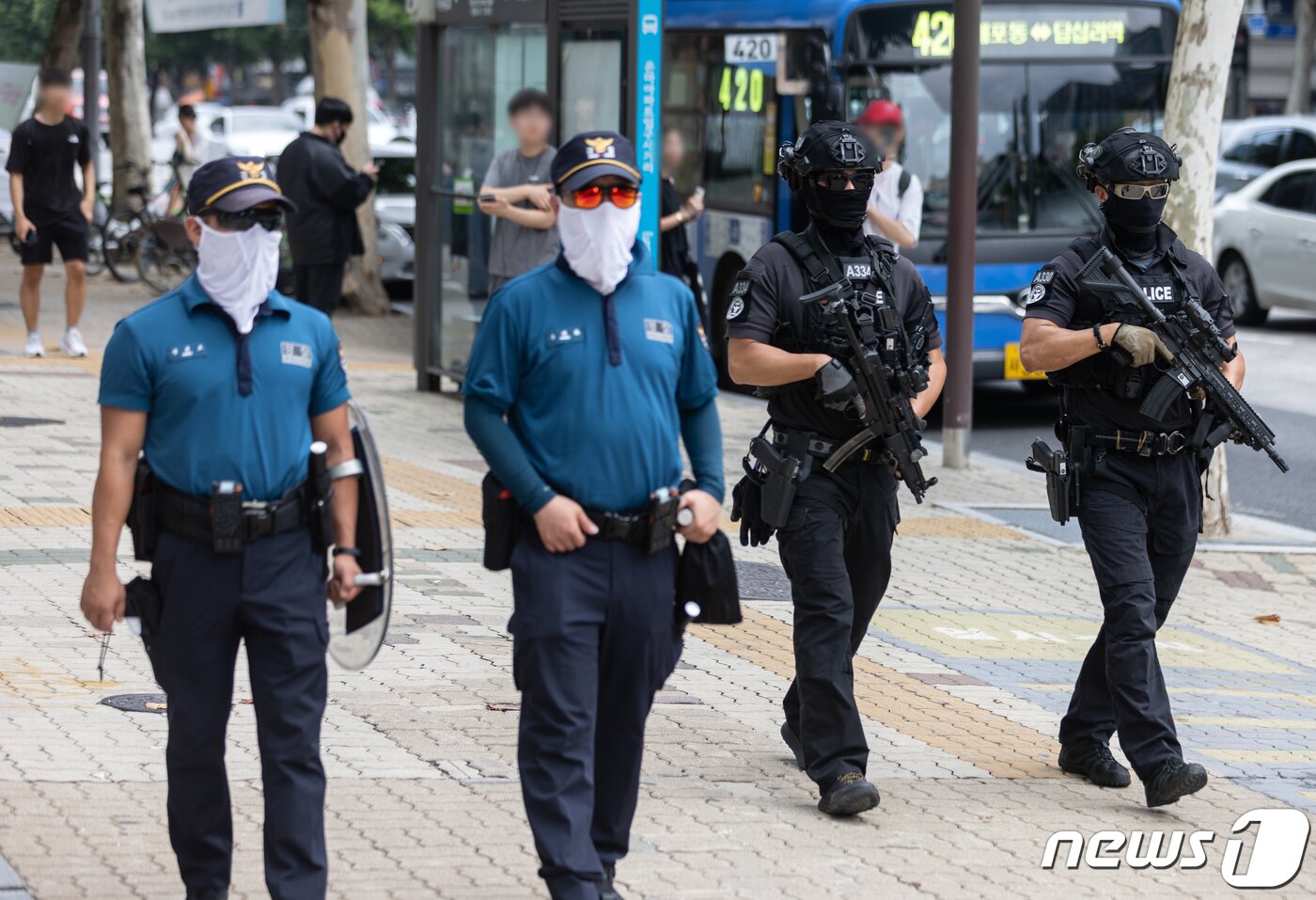 본문 이미지 - ‘묻지마 칼부림’ 사건 발생으로 시민들의 불안감이 커지고 있는 6일 온라인 커뮤니티에 ‘흉기 난동’ 장소로 지목된 서울 대치동의 한 학원 인근에서 경찰특공대원들이 순찰을 하고 있다. 2023.8.6/뉴스1 ⓒ News1 이재명 기자