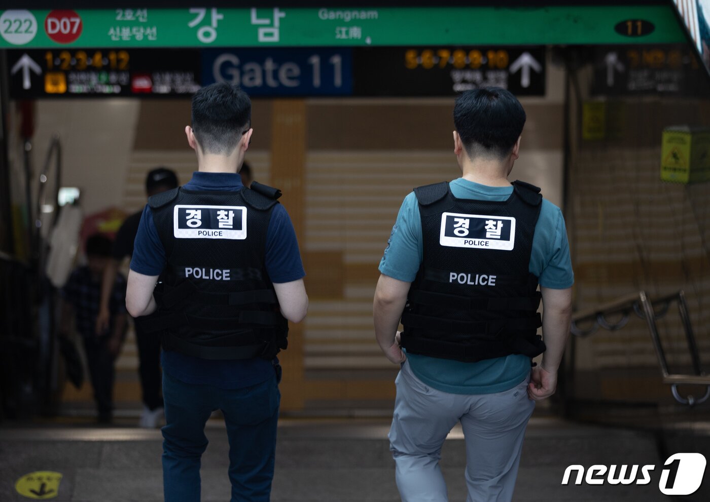 본문 이미지 - ‘묻지마 칼부림’ 사건 발생으로 시민들의 불안감이 커지고 있는 6일 오전 서울 강남역에서 경찰관들이 순찰을 하고 있다. 2023.8.6/뉴스1 ⓒ News1 이재명 기자