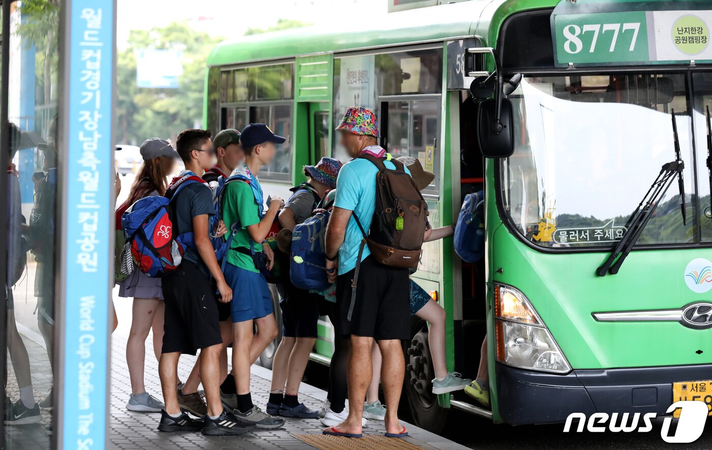 본문 이미지 - 새만금 세계 잼버리를 조기 철수한 영국 스카우트 대표단이 6일 오전 서울 마포구 월드컵경기장에서 버스를 타고 있다. 영국은 새만금 국제 잼버리에서 열악한 환경과 폭염으로부터 참가자의 안전을 담보할 수 없다고 판단해 조기철수했다. 2023.8.6/뉴스1 ⓒ News1 장수영 기자