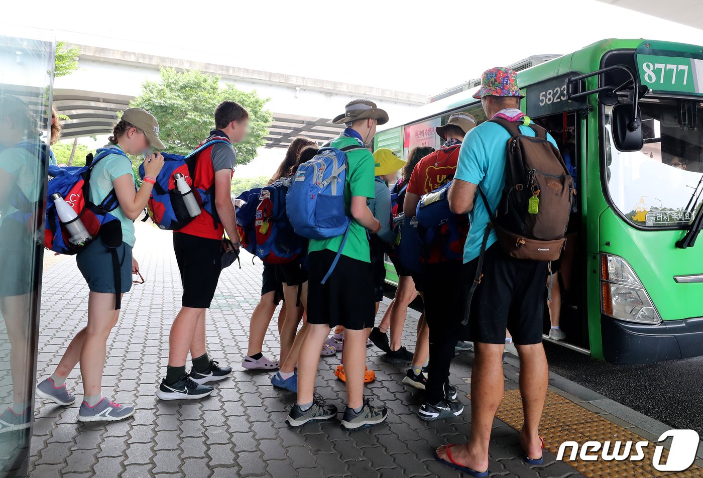 본문 이미지 - 새만금 세계 잼버리 대회장에서 철수한 영국 스카우트 대표단이 6일 오전 서울 마포구 월드컵경기장에서 버스를 타고 있다. 2023.8.6/뉴스1 ⓒ News1 장수영 기자