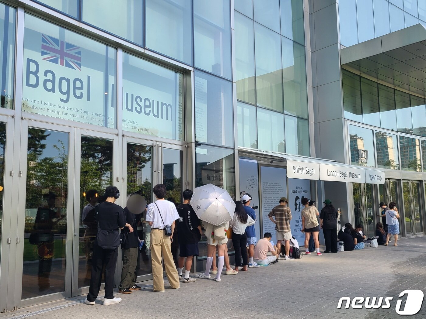 본문 이미지 - 6일 오전 9시 무렵 런던 베이글 뮤지엄과 가까운 잠실 롯데월드몰 14번 게이트 앞 대기줄 ⓒ News1