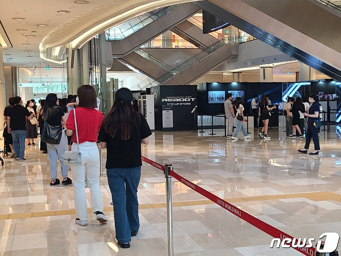 본문 이미지 - 6일 오전 잠실 롯데월드몰 내 트레저 팝업스토어 오픈시간 무렵 대기열 ⓒ News1