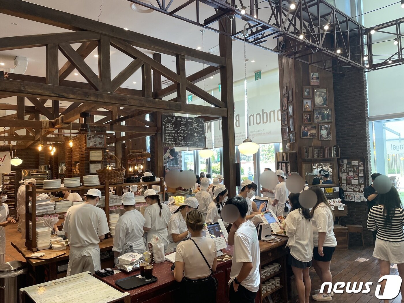 본문 이미지 - 5일 런던 베이글 뮤지엄 잠실점 내부 모습(롯데백화점 제공)