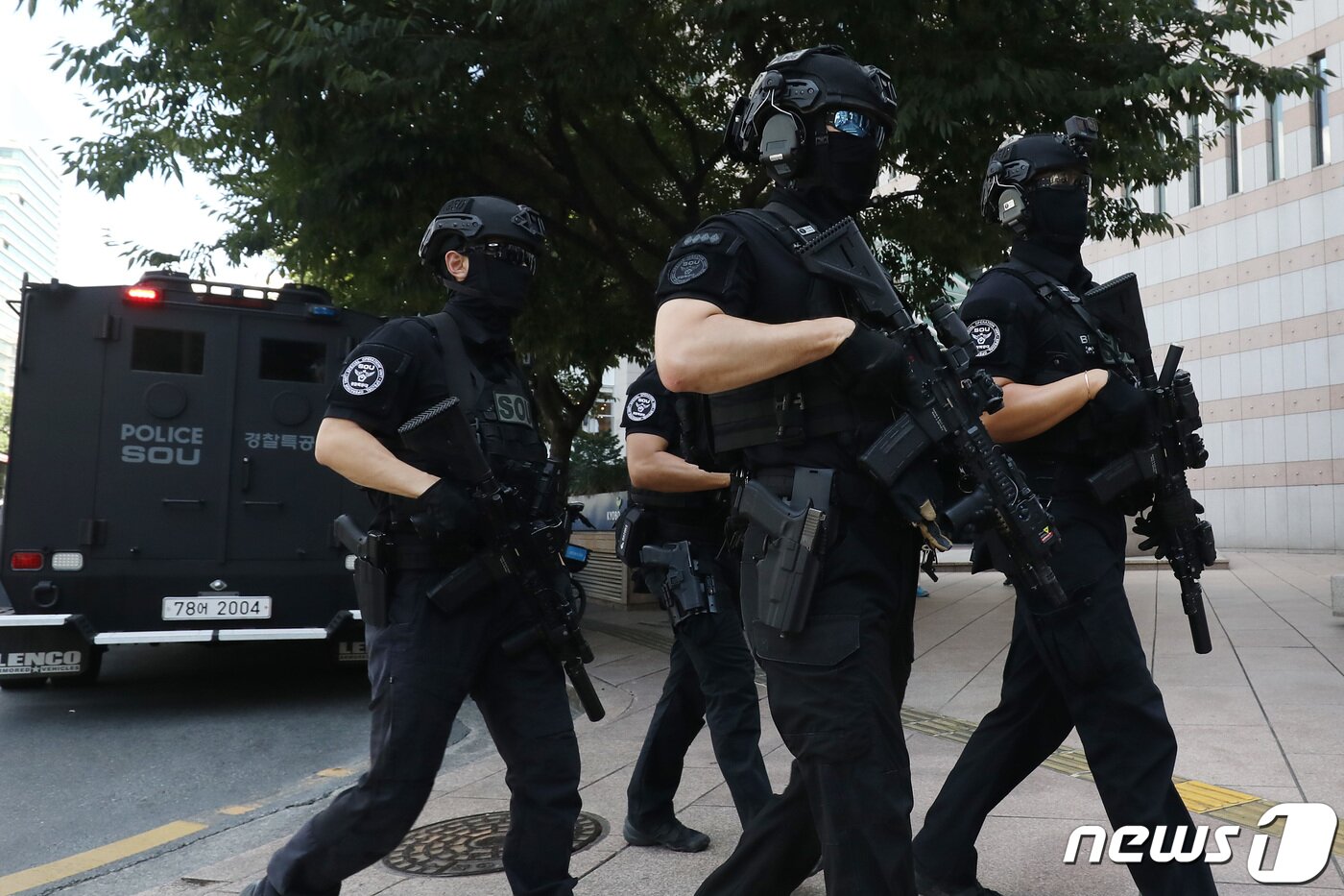 본문 이미지 - 6일 오후 흉기 난동 등 범죄 예방을 위해 대구 중구 동성로~중앙로 구간에 배치된 경찰특공대가 순찰을 강화하고 있다. 2023.8.6/뉴스1 ⓒ News1 공정식 기자