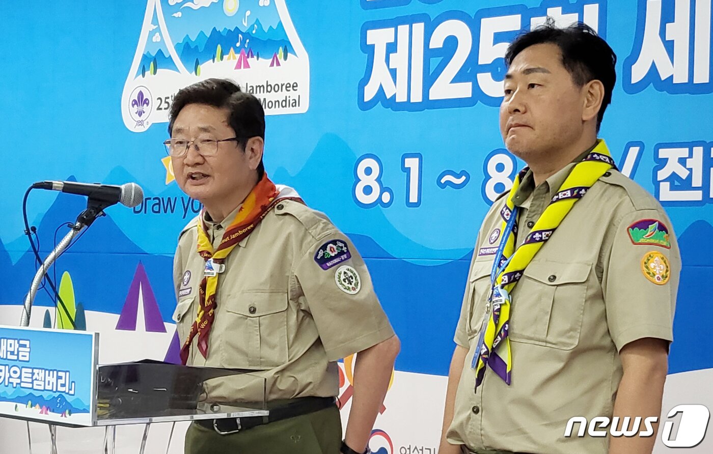 본문 이미지 - 박보균 문화체육관광부장관(왼쪽)과 김관영 전북도지사가 6일 전북 부안군 세계스카우트잼버리 프레스센터에서 브리핑을 하고 있다. 2023.8.6/뉴스1 ⓒ News1 유경석 기자