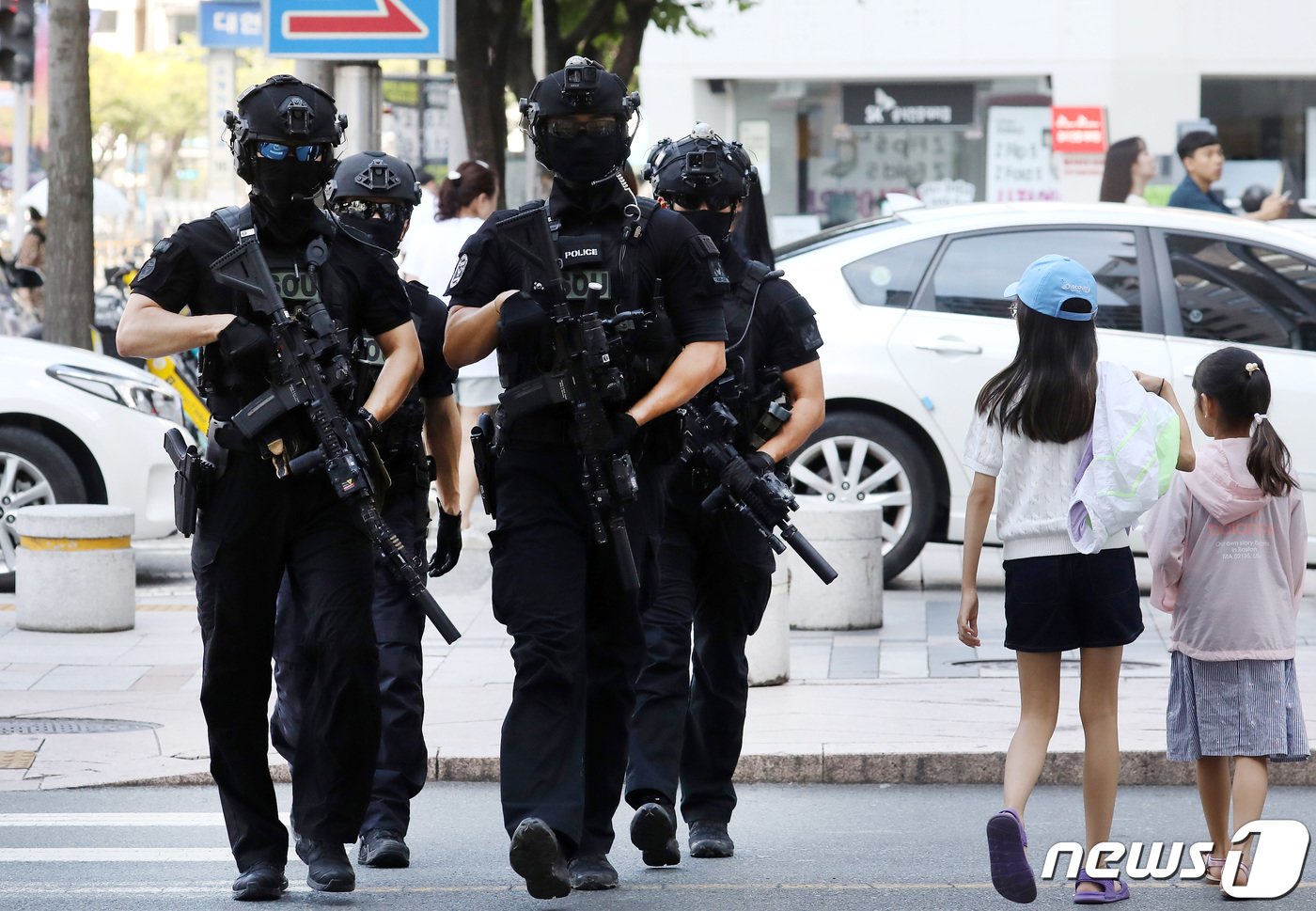 본문 이미지 - 6일 오후 흉기 난동 등 범죄 예방을 위해 대구 중구 동성로~중앙로 구간에 배치된 경찰특공대가 순찰을 강화하고 있다. 2023.8.6/뉴스1 ⓒ News1 공정식 기자