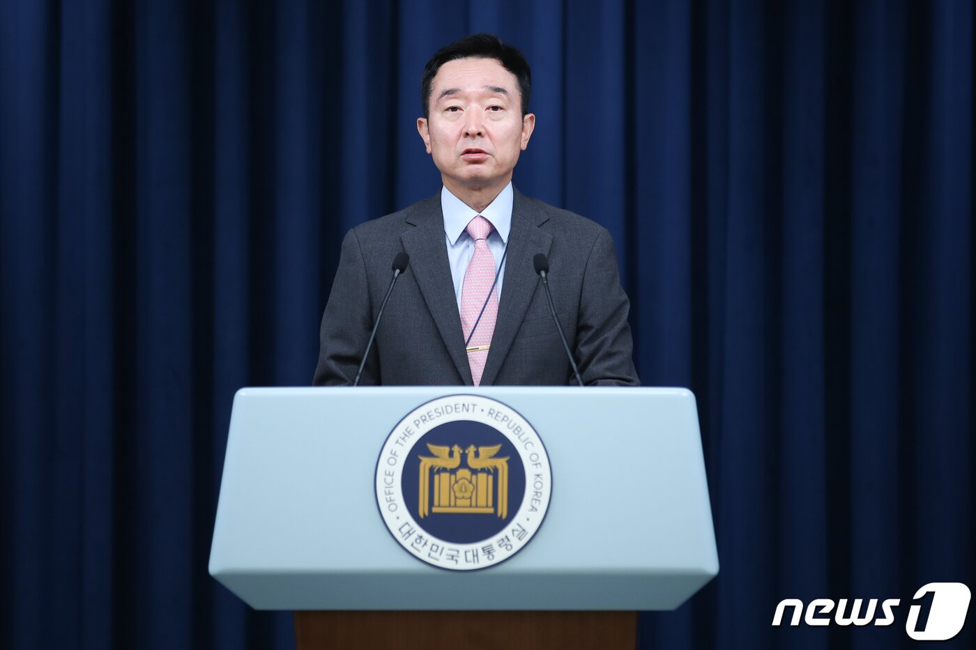 본문 이미지 - 이도운 대통령실 대변인이 6일 오후 용산 대통령실에서 윤석열 대통령의 잼버리 추가 지시, 다중이용시설 범죄 관련 경찰력 배치 등 현안 관련 브리핑을 하고 있다. 2023.8.6/뉴스1 ⓒ News1 안은나 기자
