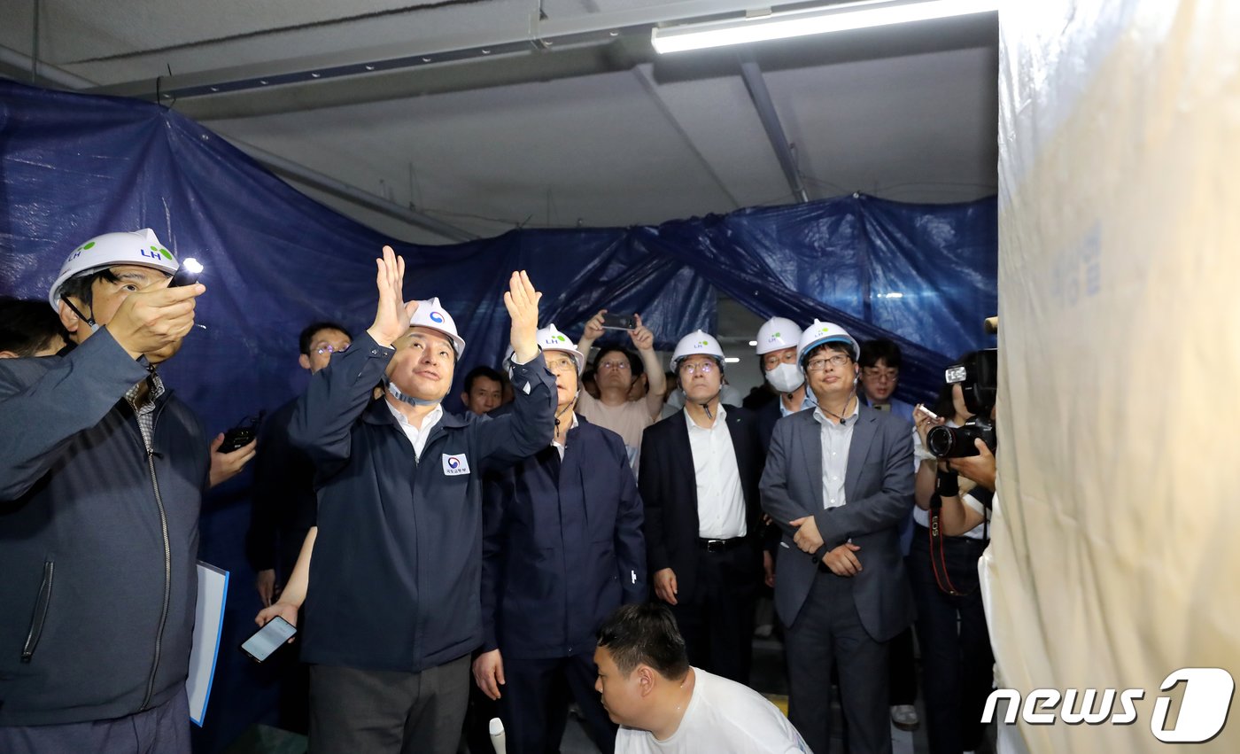 본문 이미지 - 원희룡 국토교통부 장관이 6일 오후 경기 파주시 운정신도시에 위치한 LH 아파트 무량판 철근 누락 보강공사 현장을 점검하고 있다. 2023.8.6/뉴스1 ⓒ News1 장수영 기자