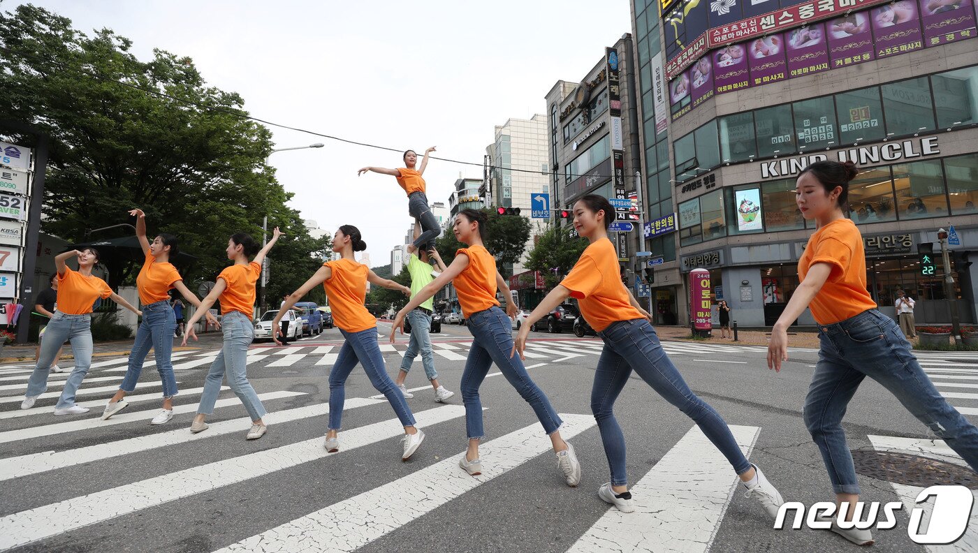 본문 이미지 - 6일 오후 경기 수원시 영통구 우정길 사거리 횡단보도에서 발레 단원들이 2023 제9회 수원발레축제의 일환으로 '발레 in 횡단보도' 거리공연을 선보이고 있다. 2023.8.6/뉴스1 ⓒ News1 김영운 기자