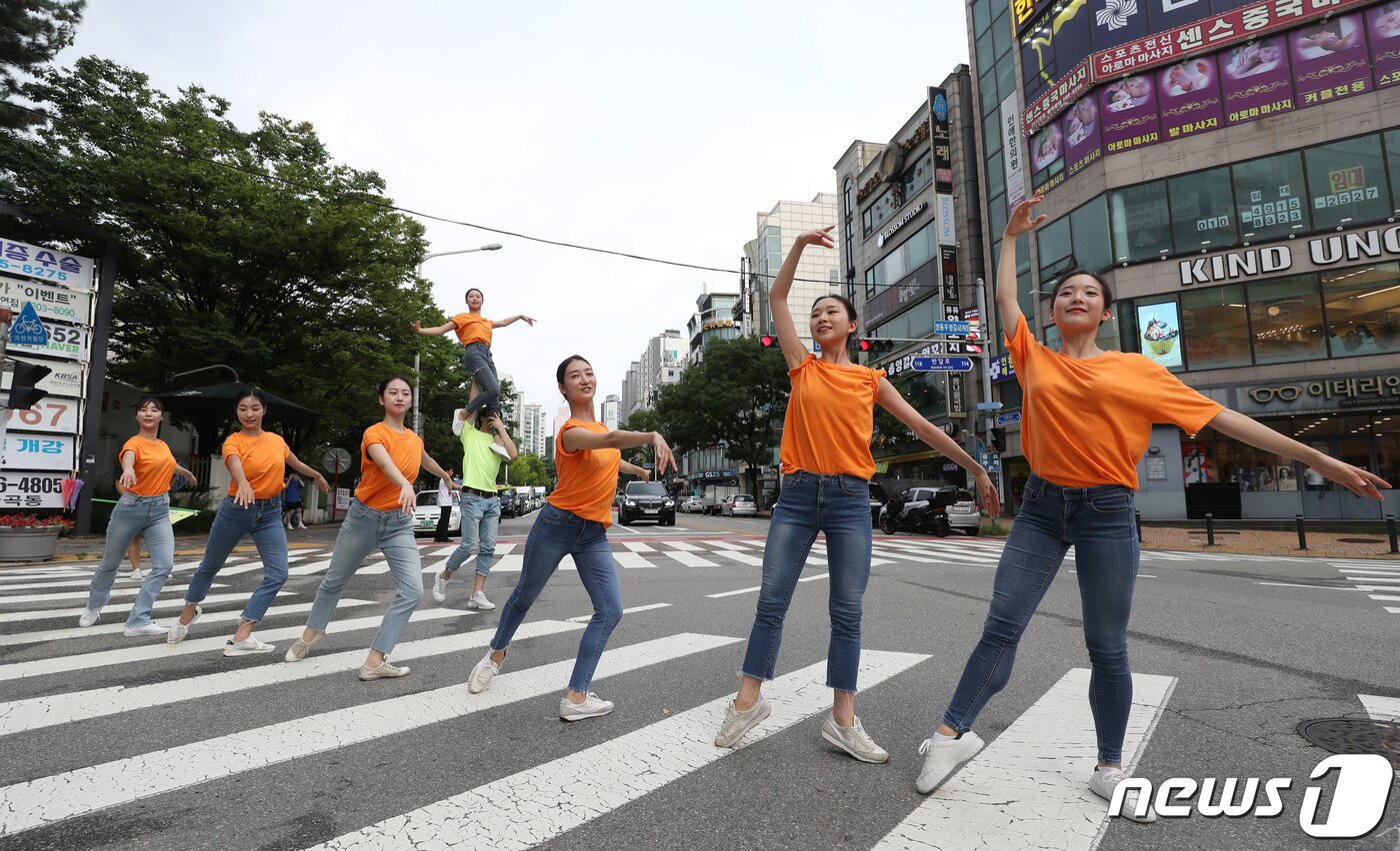 본문 이미지 - 6일 오후 경기 수원시 영통구 우정길 사거리 횡단보도에서 발레 단원들이 2023 제9회 수원발레축제의 일환으로 '발레 in 횡단보도' 거리공연을 선보이고 있다. 2023.8.6/뉴스1 ⓒ News1 김영운 기자