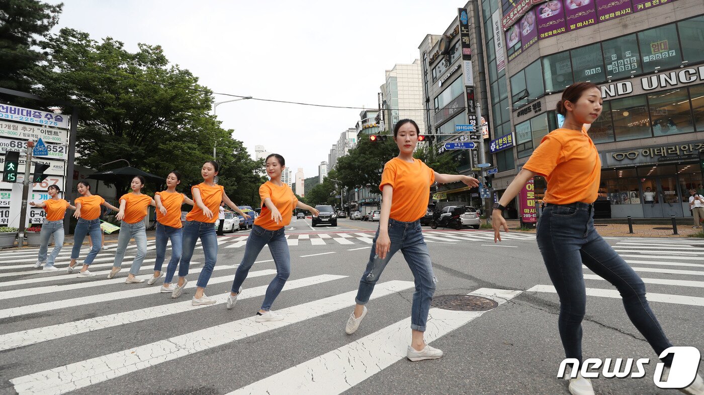 본문 이미지 - 6일 오후 경기 수원시 영통구 우정길 사거리 횡단보도에서 발레 단원들이 2023 제9회 수원발레축제의 일환으로 '발레 in 횡단보도' 거리공연을 선보이고 있다. 2023.8.6/뉴스1 ⓒ News1 김영운 기자