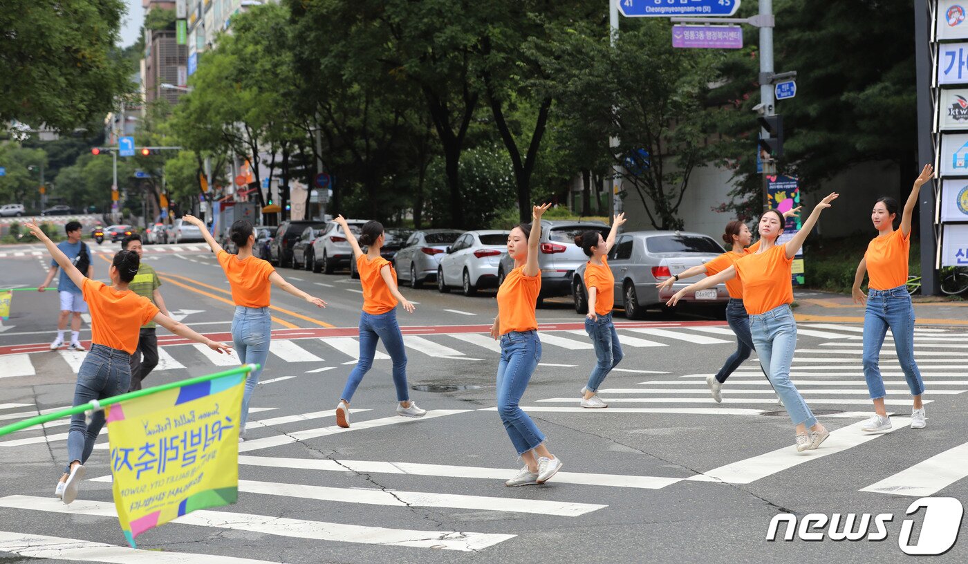 본문 이미지 - 6일 오후 경기 수원시 영통구 우정길 사거리 횡단보도에서 발레 단원들이 2023 제9회 수원발레축제의 일환으로 '발레 in 횡단보도' 거리공연을 선보이고 있다. 2023.8.6/뉴스1 ⓒ News1 김영운 기자