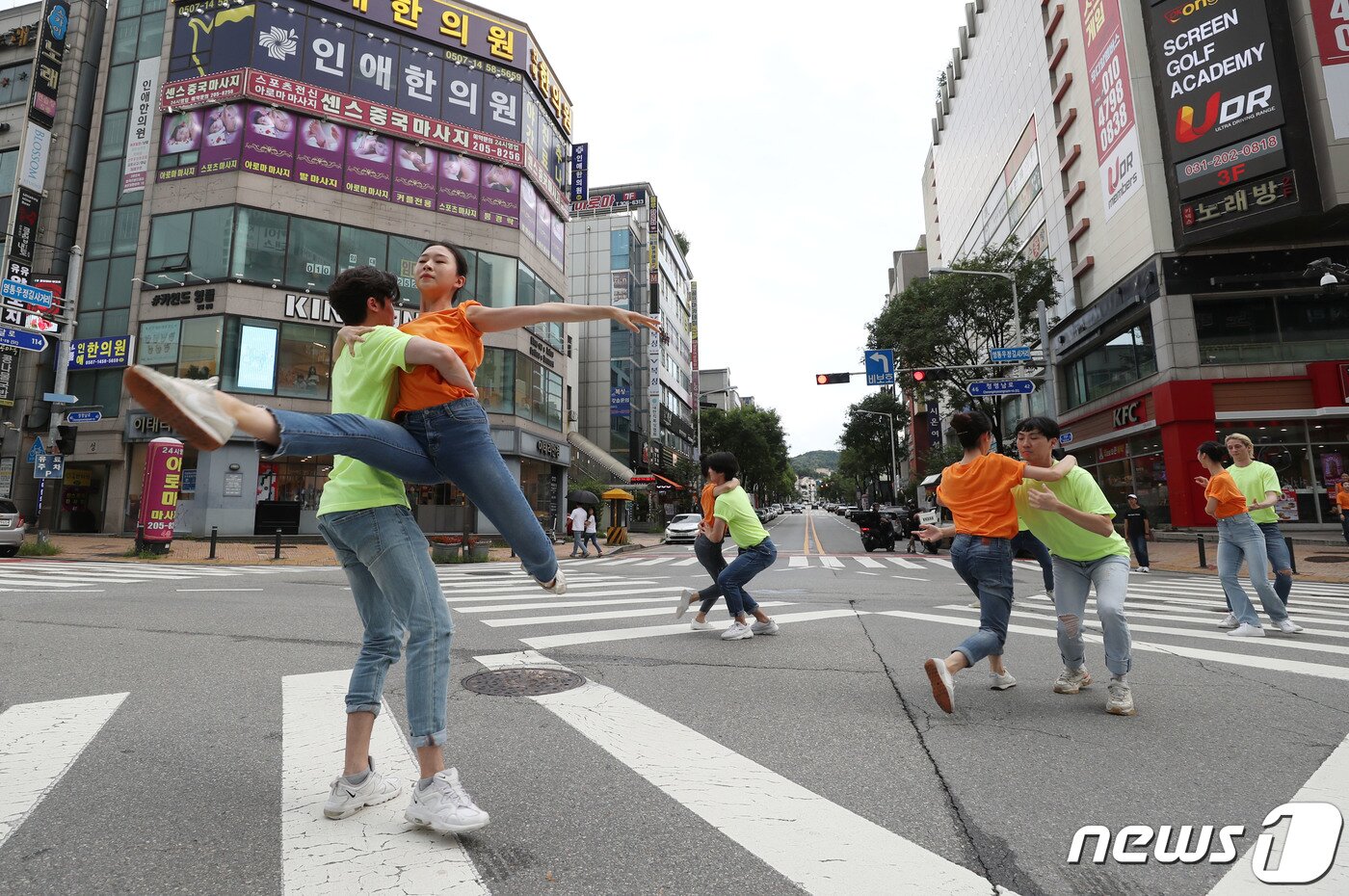 본문 이미지 - 6일 오후 경기 수원시 영통구 우정길 사거리 횡단보도에서 발레 단원들이 2023 제9회 수원발레축제의 일환으로 '발레 in 횡단보도' 거리공연을 선보이고 있다. 2023.8.6/뉴스1 ⓒ News1 김영운 기자