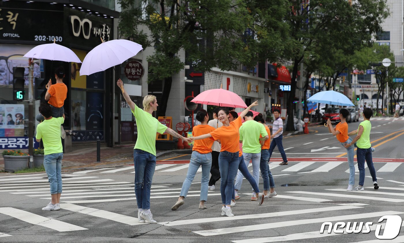 본문 이미지 - 6일 오후 경기 수원시 영통구 우정길 사거리 횡단보도에서 발레 단원들이 2023 제9회 수원발레축제의 일환으로 '발레 in 횡단보도' 거리공연을 선보이고 있다. 2023.8.6/뉴스1 ⓒ News1 김영운 기자
