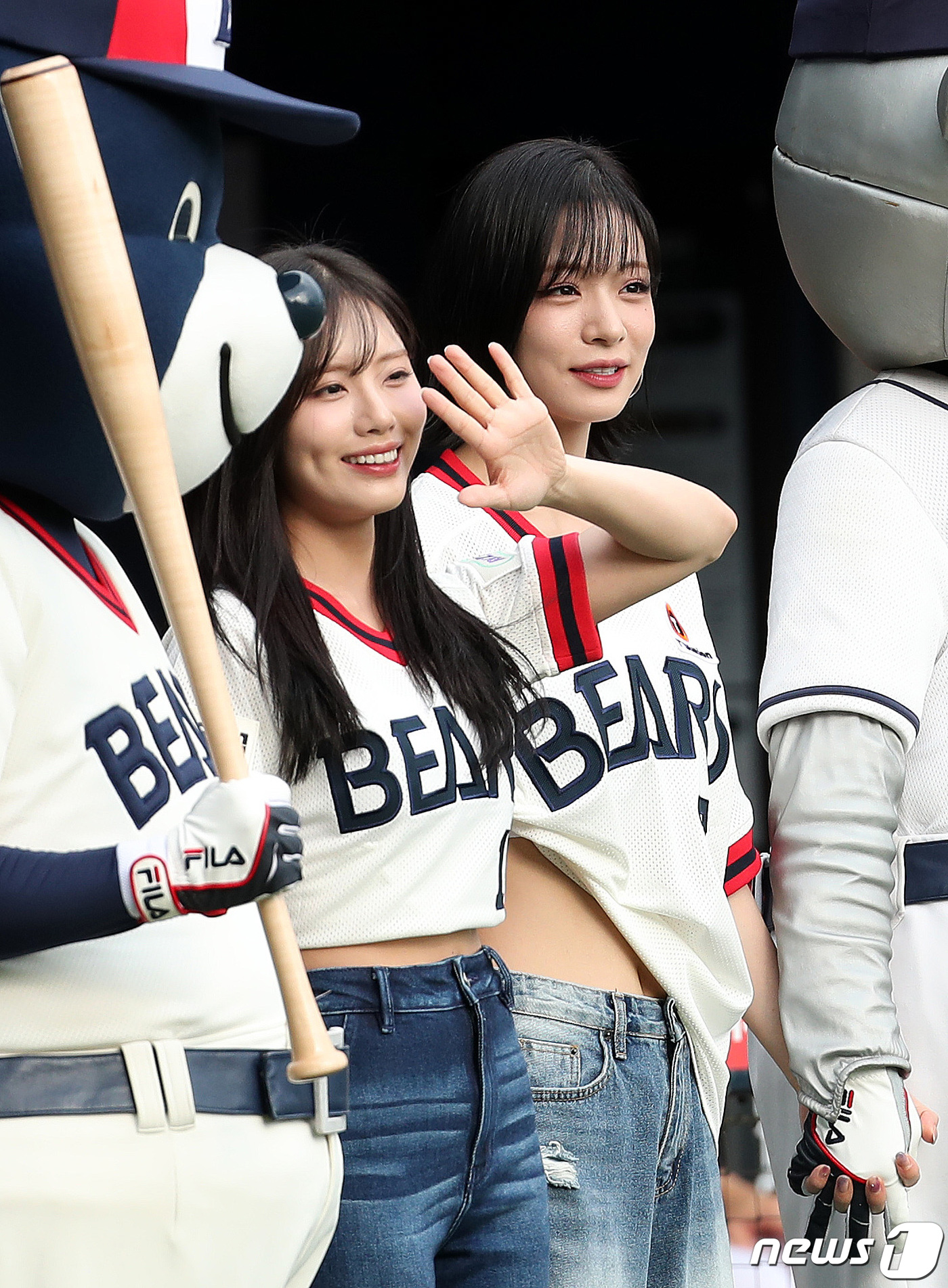 (서울=뉴스1) 박지혜 기자 = 걸그룹 프로미스나인 이채영과 박지원이 6일 오후 서울 송파구 잠실야구장에서 열린 프로야구 '2023 신한은행 SOL KBO리그' kt 위즈와 두산 …