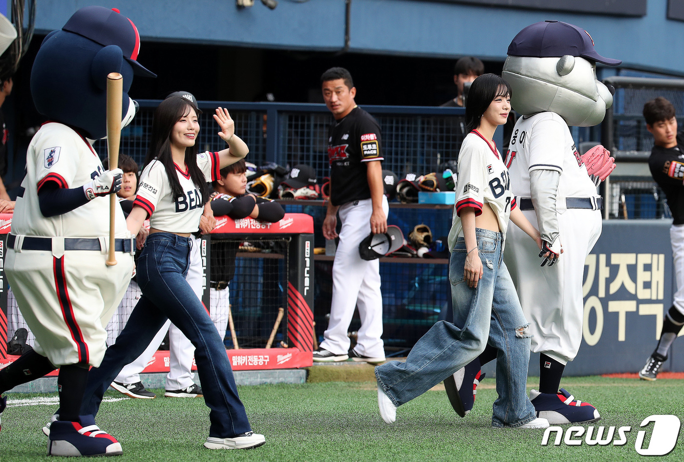 (서울=뉴스1) 박지혜 기자 = 걸그룹 프로미스나인 이채영과 박지원이 6일 오후 서울 송파구 잠실야구장에서 열린 프로야구 '2023 신한은행 SOL KBO리그' kt 위즈와 두산 …