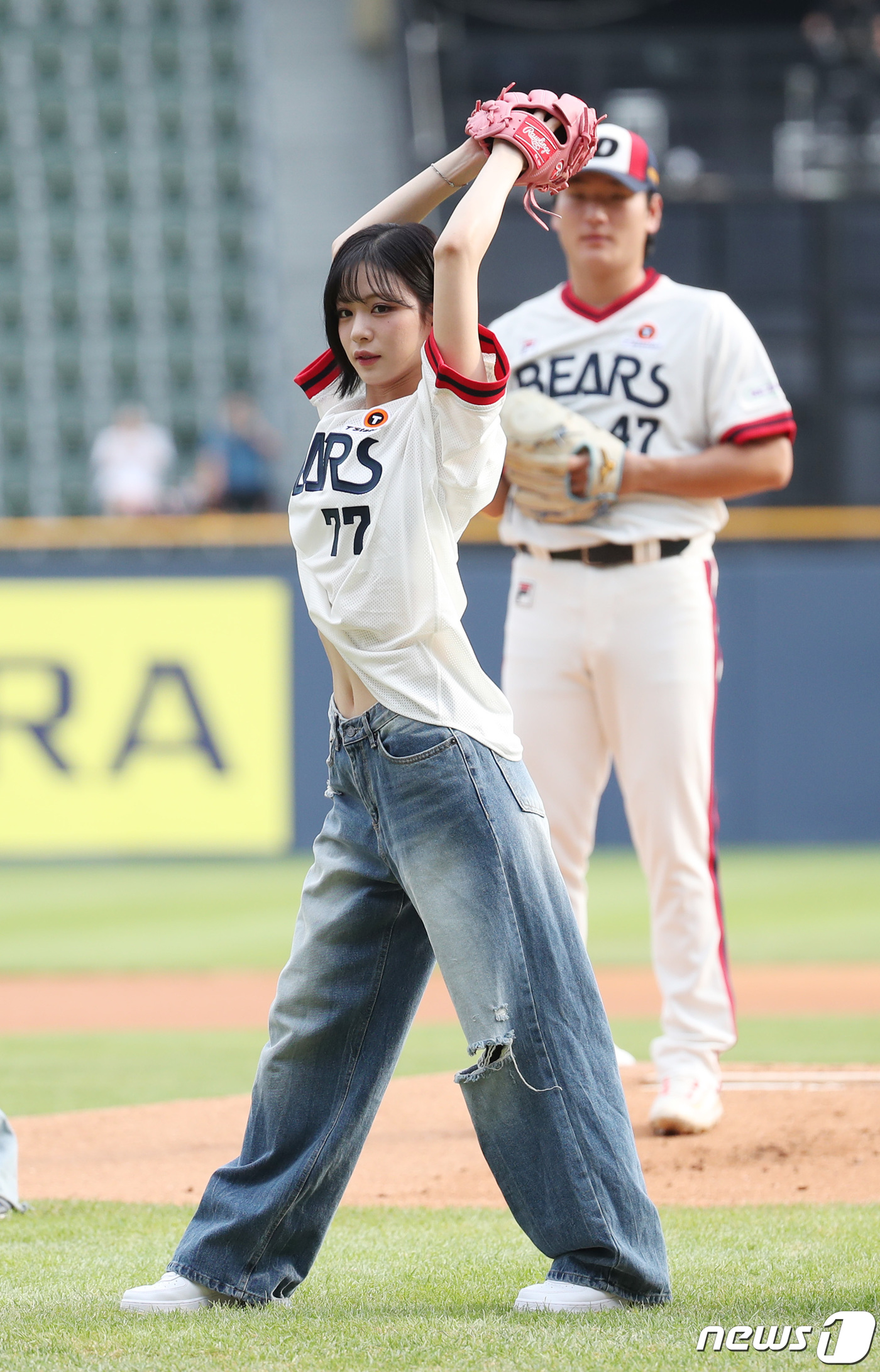(서울=뉴스1) 박지혜 기자 = 걸그룹 프로미스나인 이채영이 6일 오후 서울 송파구 잠실야구장에서 열린 프로야구 '2023 신한은행 SOL KBO리그' kt 위즈와 두산 베어스의 …
