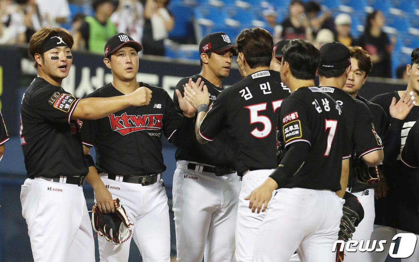 본문 이미지 - 6일 오후 서울 송파구 잠실야구장에서 열린 프로야구 '2023 신한은행 SOL KBO리그' kt 위즈와 두산 베어스의 경기에서 3-1로 승리한 kt 선수들이 기쁨을 나누고 있다. 2023.8.6/뉴스1 ⓒ News1 박지혜 기자