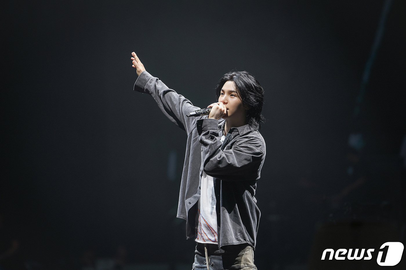 본문 이미지 - 그룹 방탄소년단(BTS) 슈가가 6일 서울 송파구 케이스포돔에서 열린 '어거스트 디 투어 디 데이 더 파이널'(Agust D TOUR D-DAY THE FINAL) 공연에서 멋진 무대를 펼치고 있다. (빅히트 제공) 2023.8.6/뉴스1