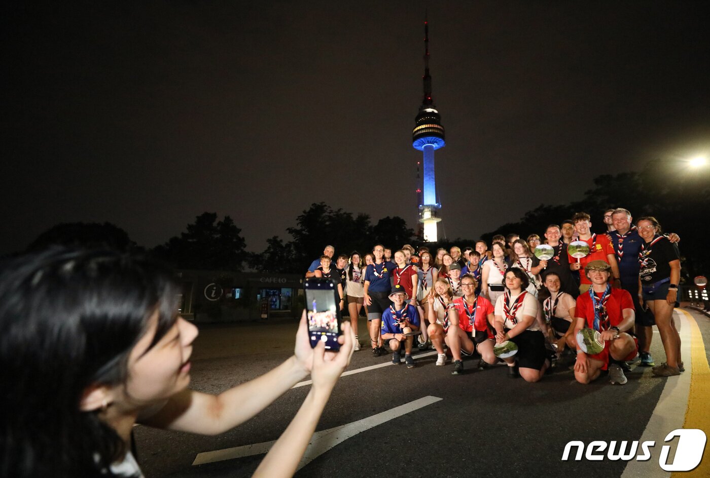 본문 이미지 - 2023 새만금 세계스카우트잼버리에서 조기퇴영한 영국 스카우트 대원들이 6일 저녁 서울 용산구 남산을 찾아 기념촬영을 하고 있다. (공동취재) 2023.8.6/뉴스1 ⓒ News1 이동해 기자