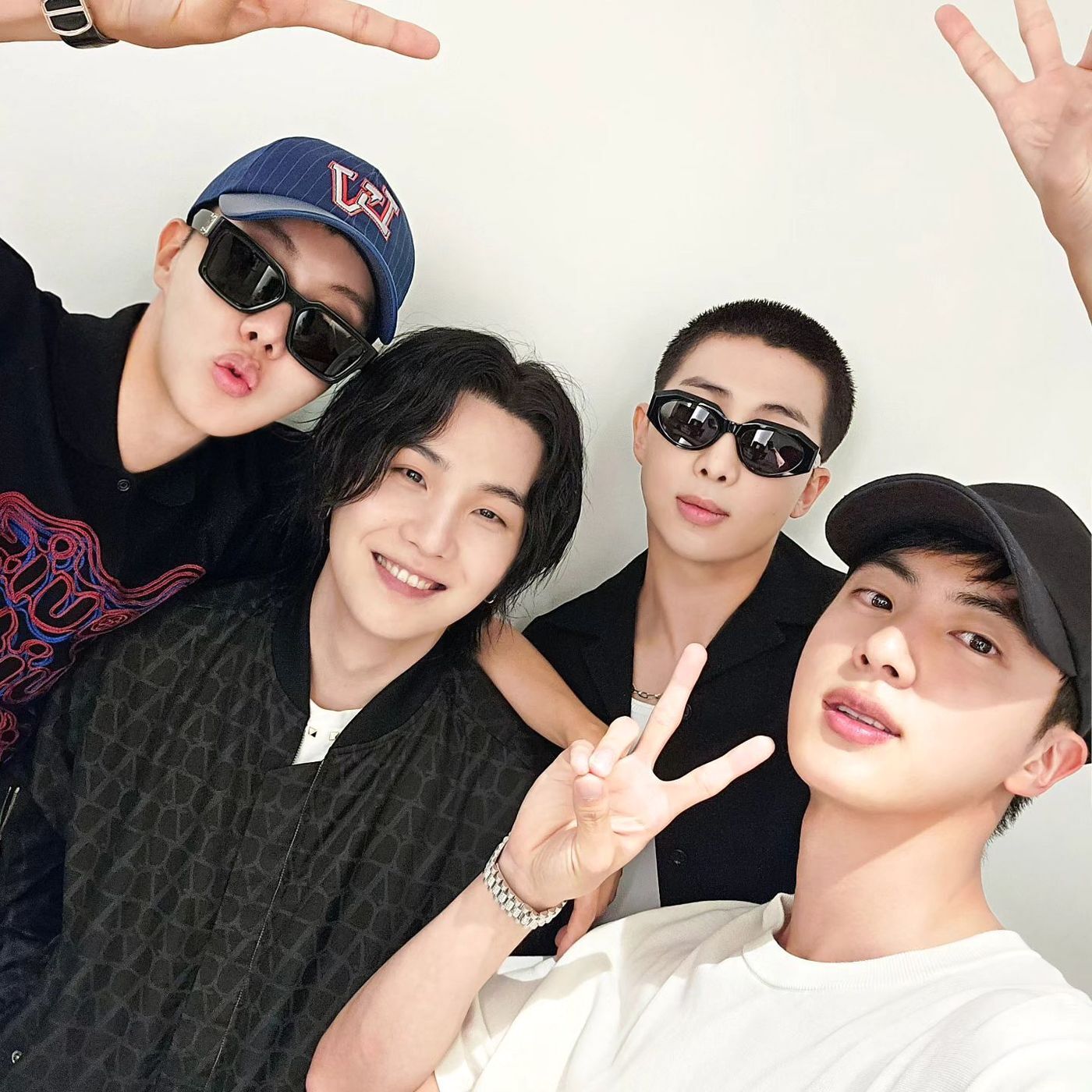 본문 이미지 - 방탄소년단 제이홉, 슈가, RM, 진(왼쪽부터)(진 SNS)