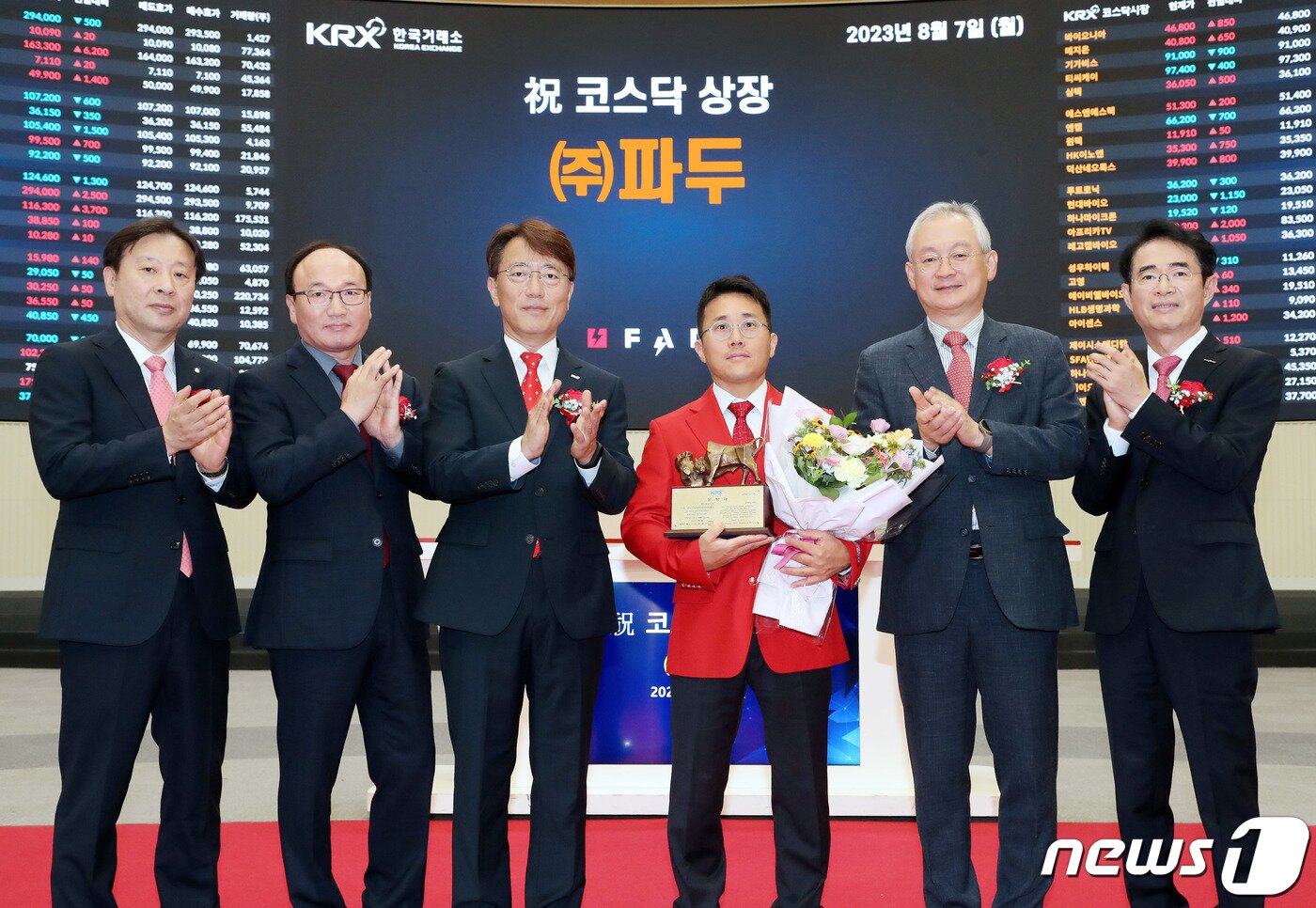 본문 이미지 - 7일 오전 서울 영등포구 한국거래소에서 열린 '파두 코스닥시장 상장기념식'에서 유도석 한국IR협의회 상무(왼쪽부터), 강왕락 코스닥협회 부회장, 이부연 한국거래소 코스닥시장본부장보, 이지효 파두 대표이사, 정영채 NH투자증권 대표이사, 배영규 한국투자증권 IB그룹장이 기념촬영을 하고 있다. (한국거래소 제공) 2023.8.7/뉴스1